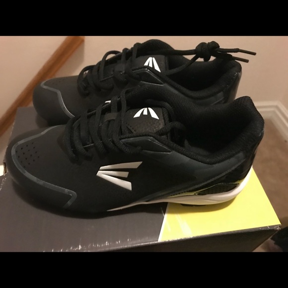 Boy’s black soccer running football shoes size 4 - Picture 2 of 5